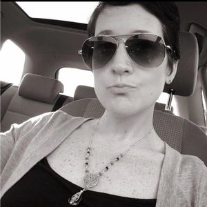 Meet your Posher, Adrianne